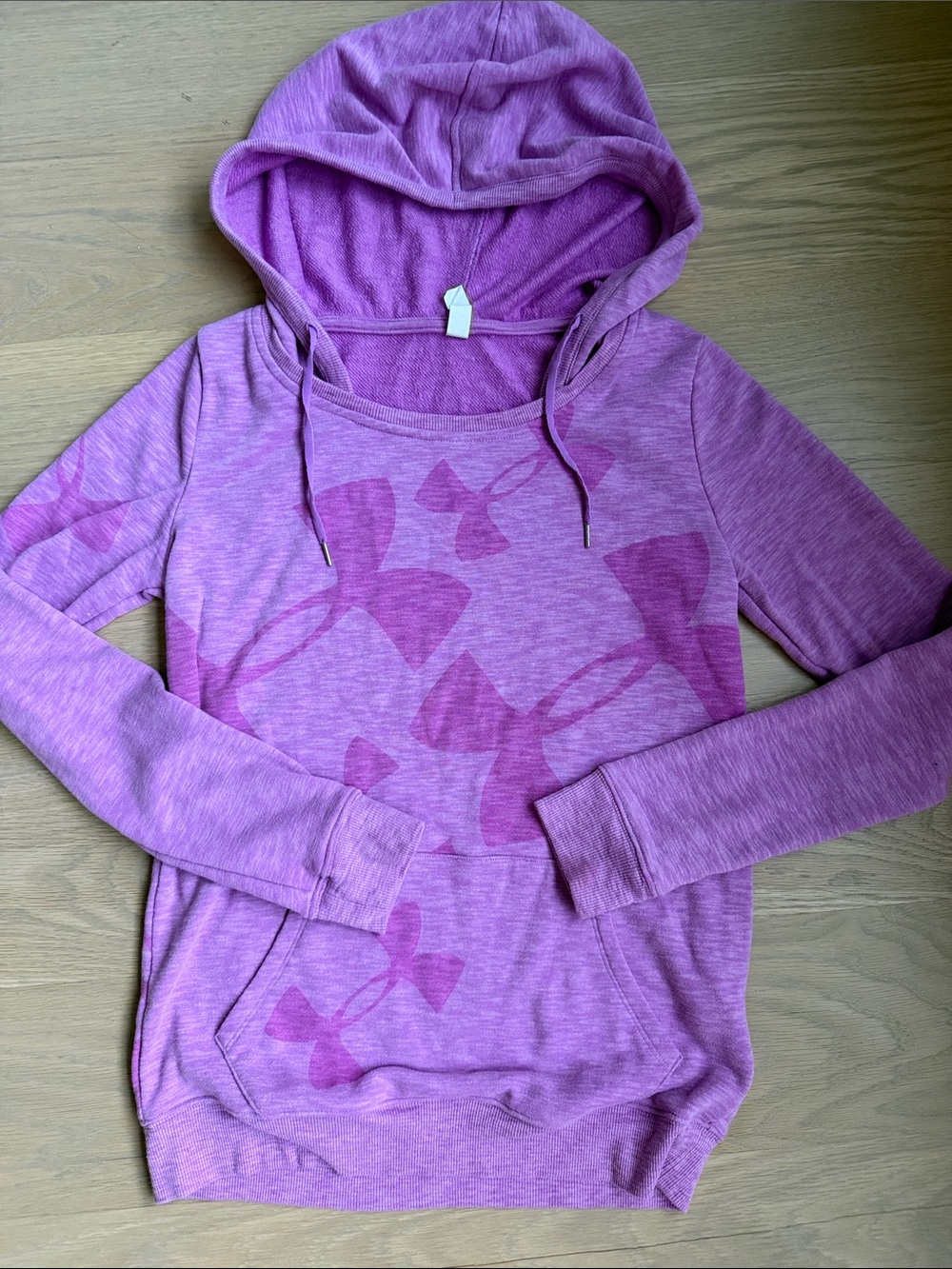 Woman’s xs Under Armour hoodie light weight sweatshirt excellent condition